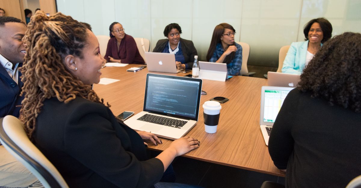 Hacker News Reacts to Startup Missteps and Talent Turmoil